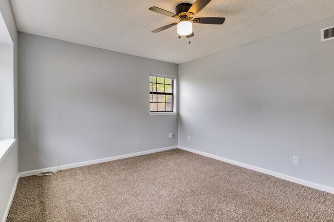 Building Photo - BRIGHT AND BEAUTIFUL DUPLEX CLOSE TO UWF!