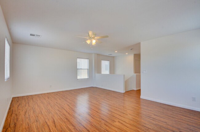Building Photo - Fabulous 3 bed/2.5 bath two-story home in ...