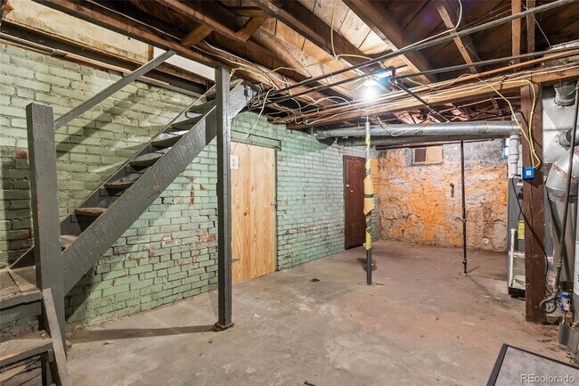 Building Photo - 928 N Corona St