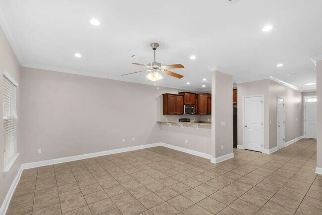 Building Photo - 17 W Shady Oaks Ln