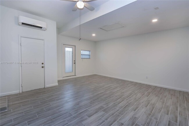 Building Photo - 154 SW 23rd Ln