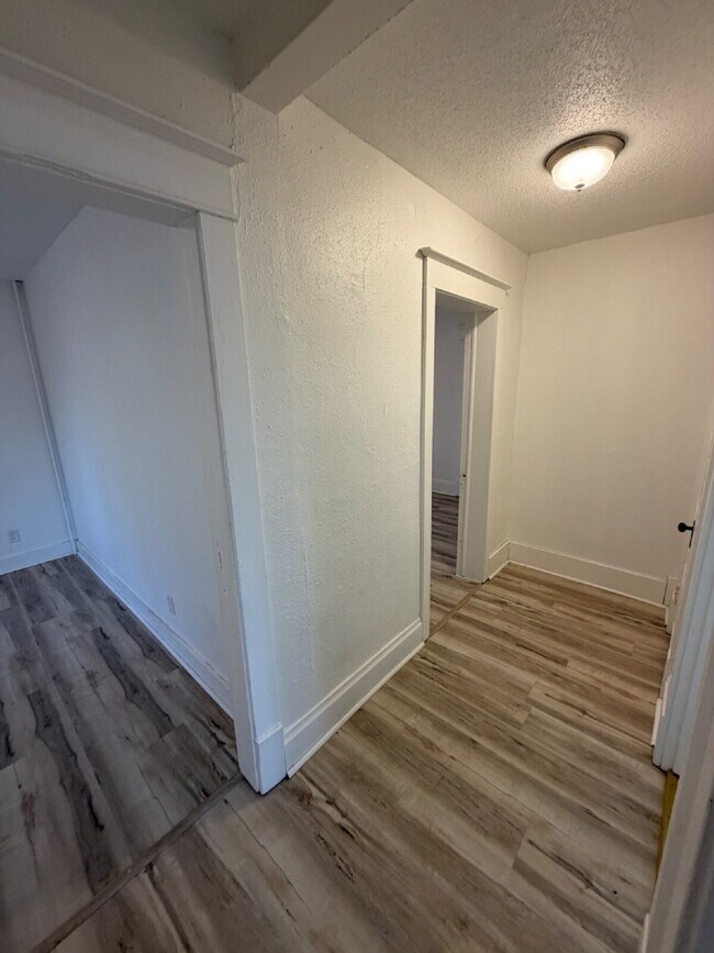 Building Photo - 2 bedroom / 1 bathroom apartment with Easy Commute or Walk to Drake University!