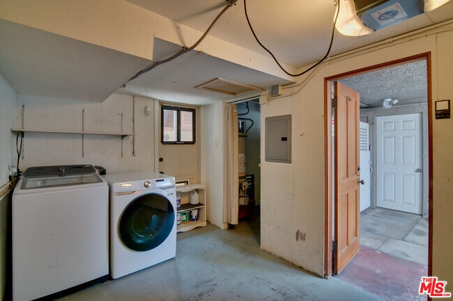 Building Photo - 127 Abalone Ave