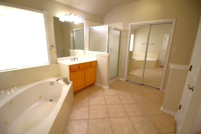 Building Photo - 2908 Tucson Dr