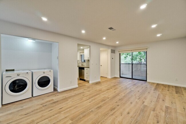 Building Photo - Recently upgraded Condo in a highly desirable location in Sunnyvale.
