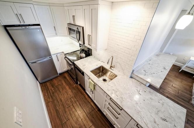 Marble Counter & Stainless Appliances - 15 S Golfview Rd