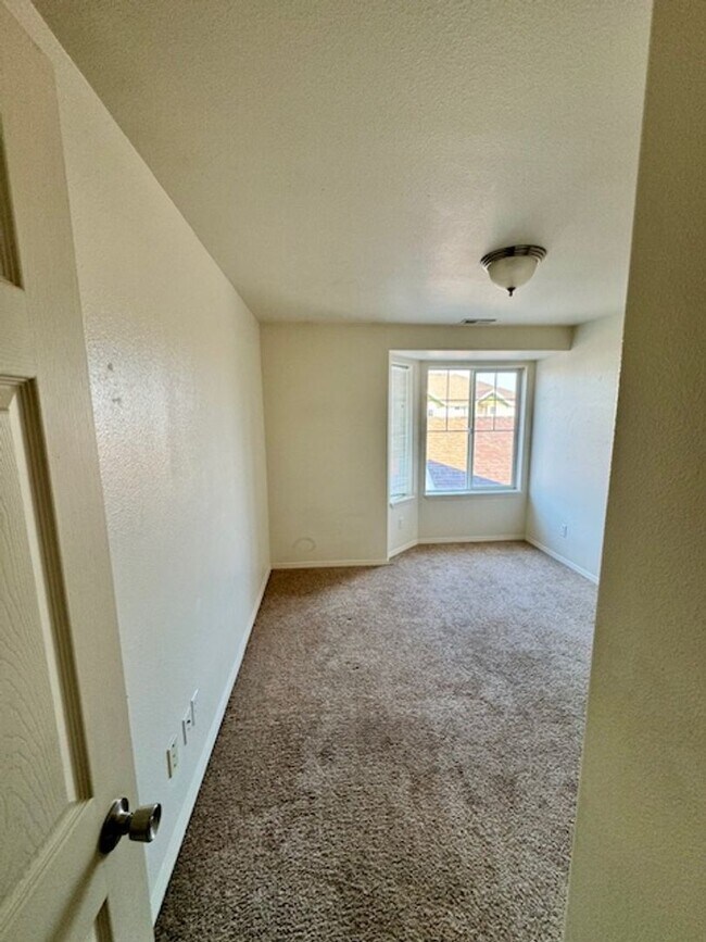 Building Photo - Spacious 3-Bedroom Condo with Bridger View...