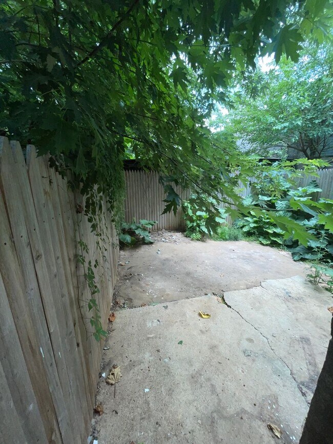 Building Photo - 3-Bedroom Home with Modern Finishes & Spacious Backyard