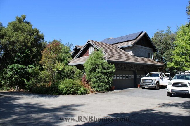 Building Photo - 677 Hoppe Ln
