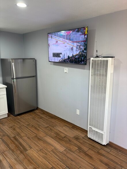 Building Photo - 1456 W 6th St