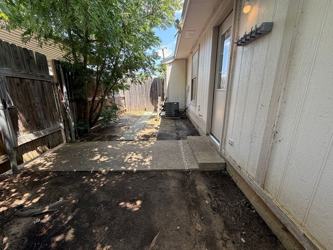 Building Photo - 2 bedroom 1 bathroom Duplex in 76015