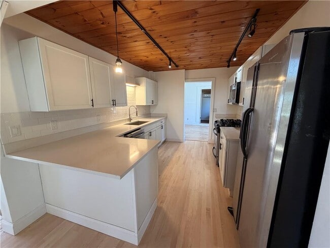 Building Photo - 112 King Phillip St