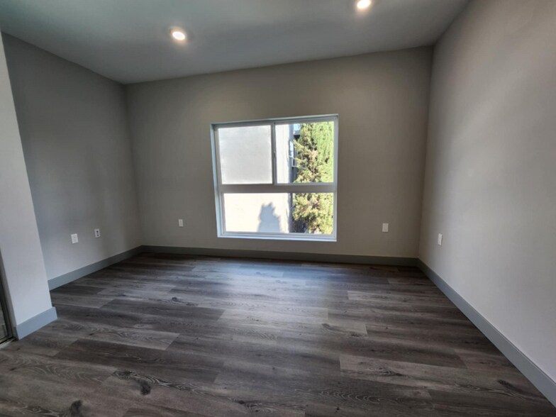 Building Photo - 7040 Woodman Ave