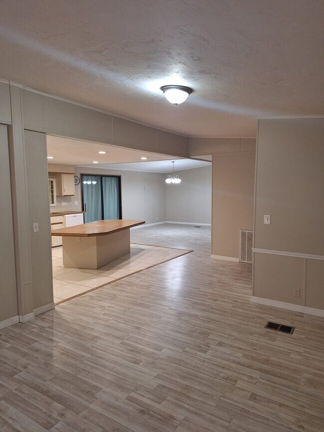 Building Photo - 17444 Raintree Ct