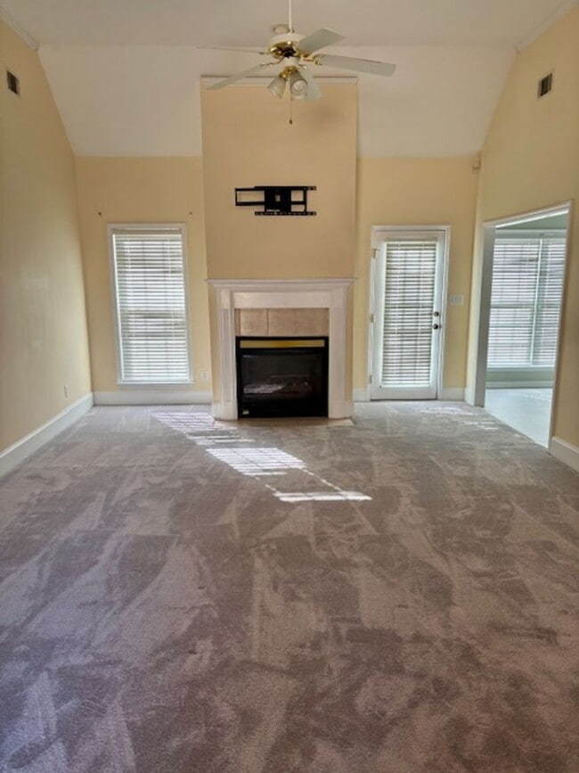 Building Photo - AVAILABLE NOW - 3 Bedroom 2.5 Bath Home in North Augusta!