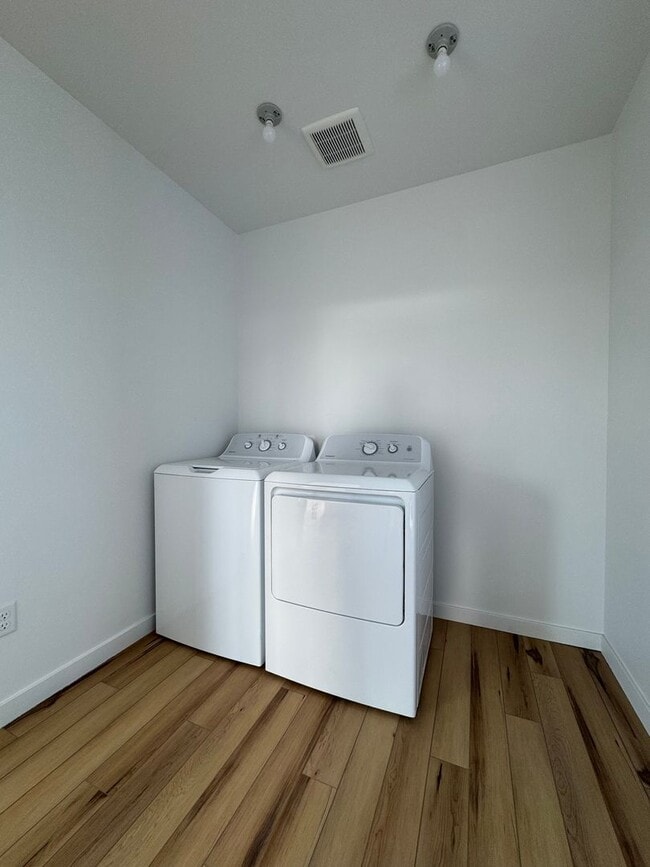 Building Photo - 4BR/3BA with Soaring Ceilings & Large Windows