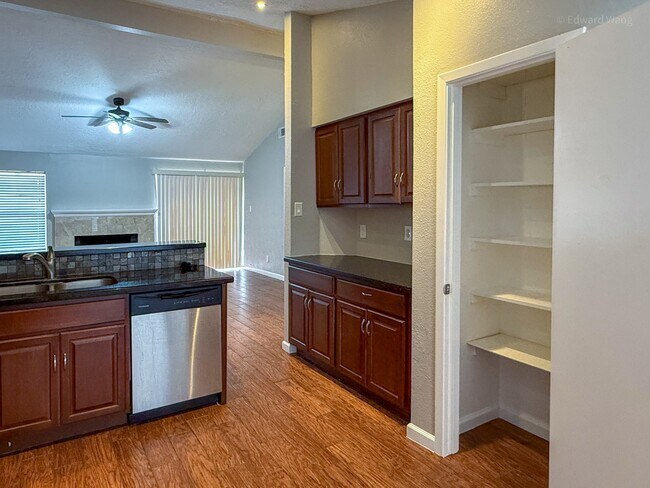 Building Photo - 530 Belwin Dr