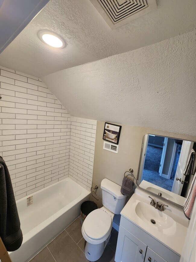 Building Photo - 307 E Washington St