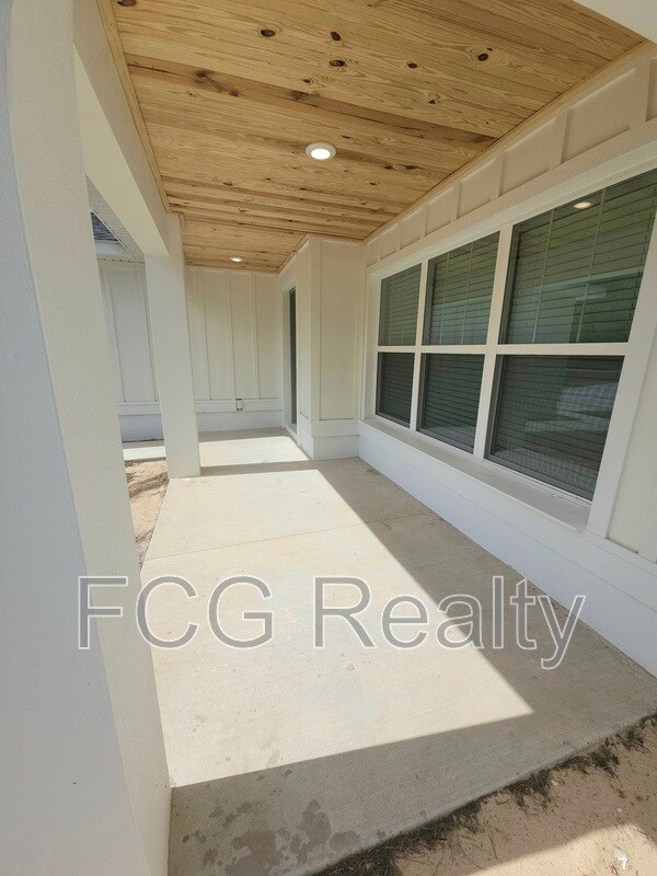 Building Photo - 6551 Hemlock Rd