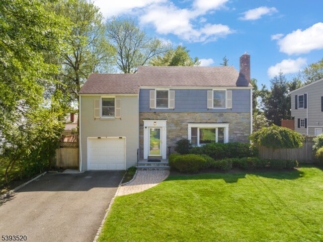 Primary Photo - 4 Meadowbrook Rd