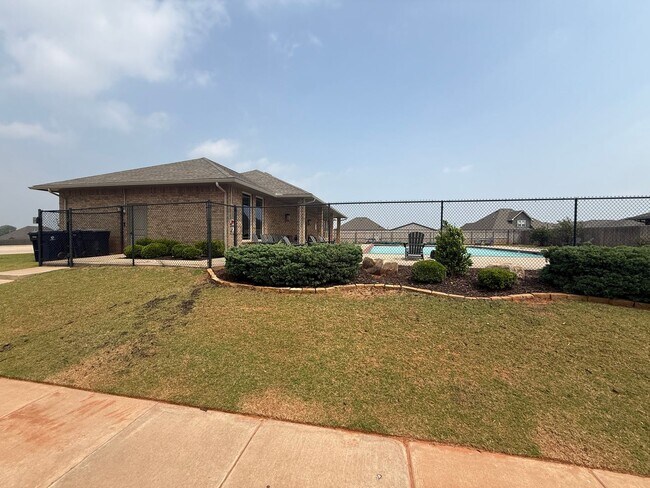 Building Photo - Immaculate 3 bed 2 bath in Mustang Schools, ready for move in on or before July 1st!