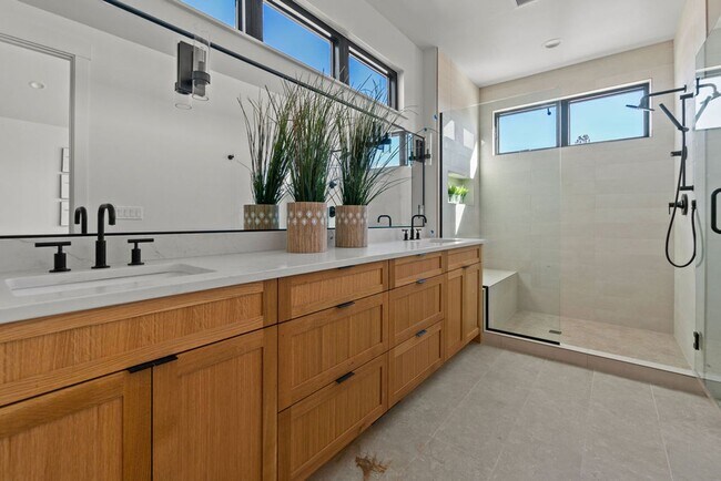 Building Photo - Exquisite Town home living: Bends desirabl...