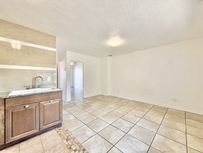 Building Photo - 551 N Ridgewood Ave