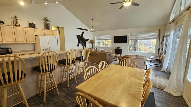 Building Photo - Fully Furnished Condo on Lake - This can b...