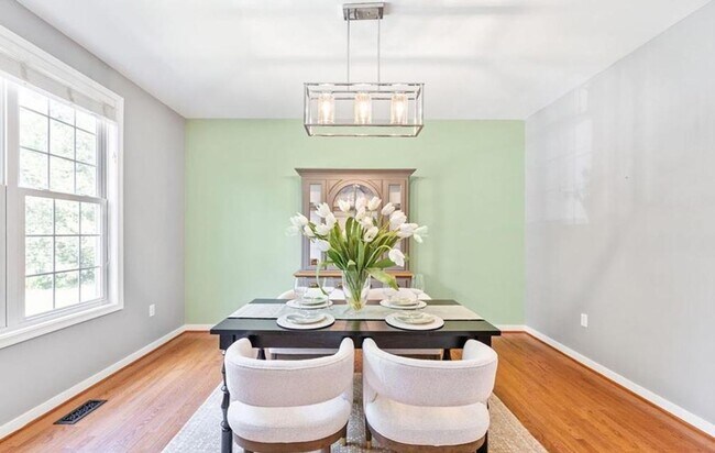 Building Photo - 5 Bedroom, 2.5 Bath Home in St. James Woods  ** Available for showings 3/25/2026 **