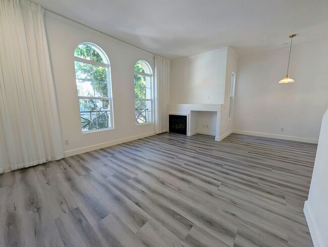 Building Photo - 827 Harmony Pl