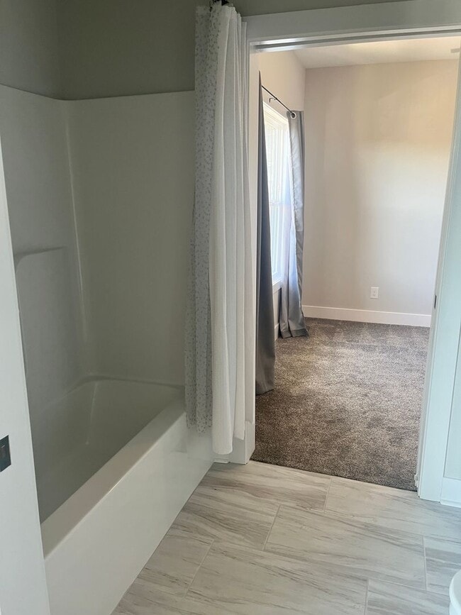 Building Photo - Gorgeous upscale apartment in the heart of...