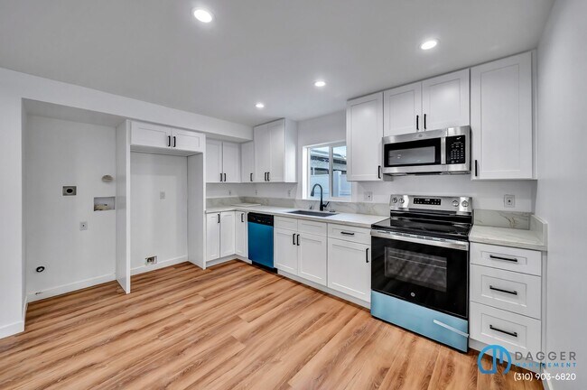 Building Photo - 11845 Hamlin St