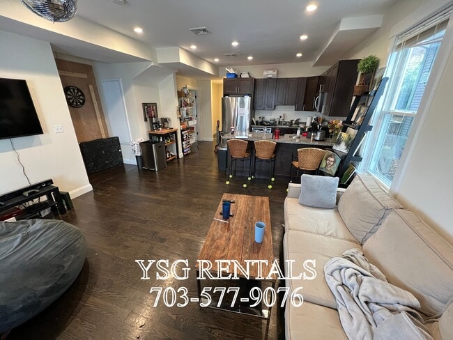 Building Photo - 194 Hillside St