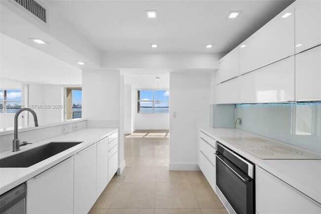 Building Photo - 1420 Brickell Bay Dr