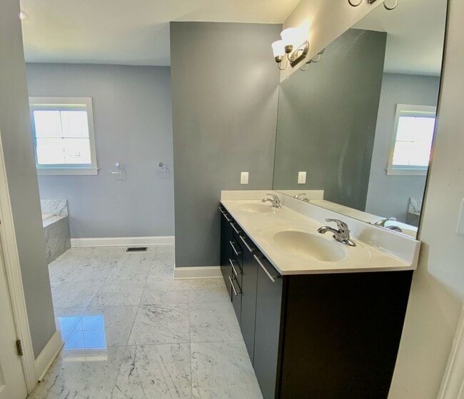 Building Photo - SIENA Place/PACKER PARK CORNER 4 Bedroom/2...