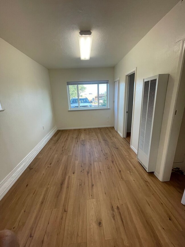 Building Photo - Newly updated & Ready to move in - 3 bdr, ...