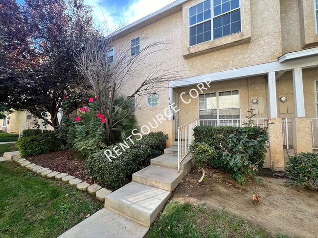 Building Photo - 3 Bedroom Two Story Condo for Rent in West...