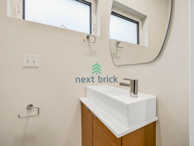 Building Photo - 3 Bed 2.5 Bath Greenwood Home