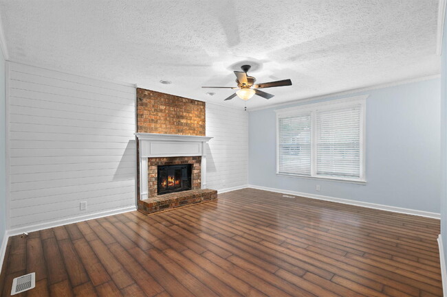 Building Photo - Huge Corner Lot in Glen Oaks!