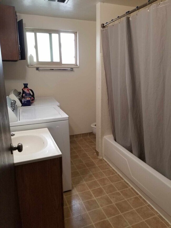 Building Photo - 2 Bed 1 Bath Orem Apartment by Orem Library