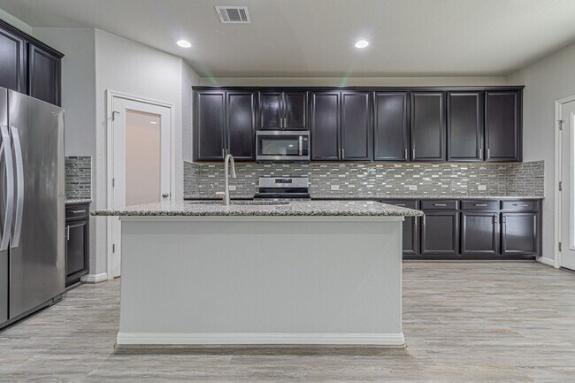 Building Photo - GORGEOUS 4BR 2.5 BATH WITH LOTS OF NEIGHBORHOOD AMENITIES! Available August 7th!