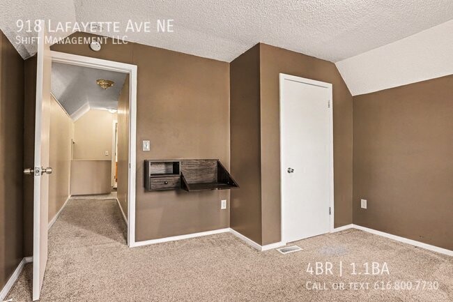 Building Photo - 918 Lafayette Ave NE