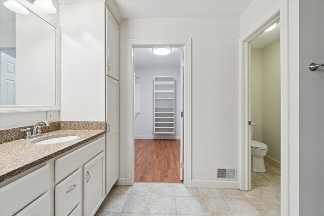 Building Photo - 5279 Thames Ct