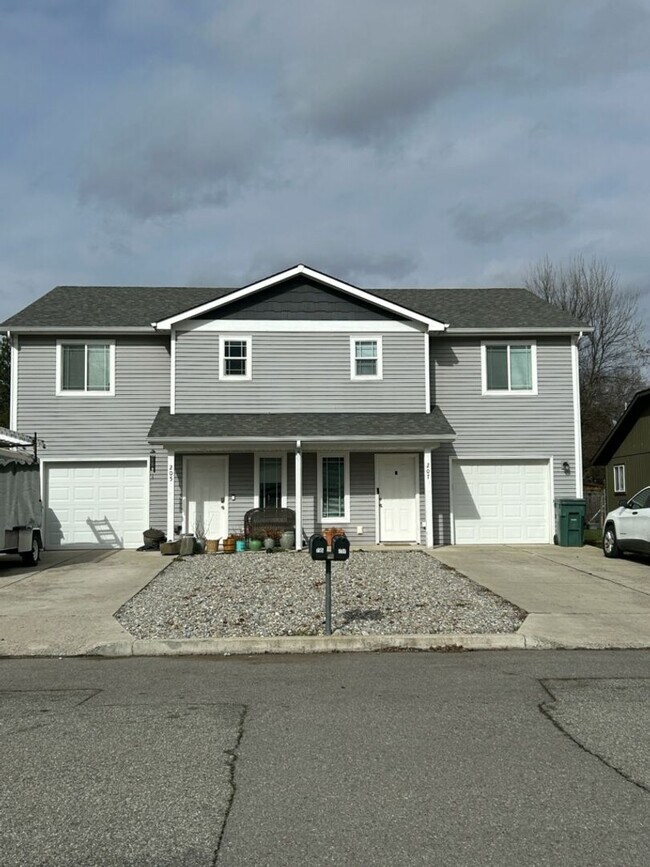 Building Photo - Spacious 3 Bedroom 2.5 Bath Duplex in Post Falls