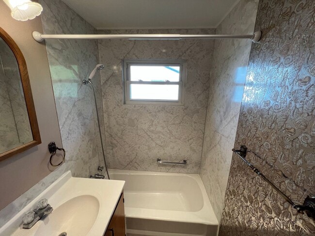 Building Photo - 3 Bed 2 Bath House with Attached 2 Car Garage & Trailer Parking