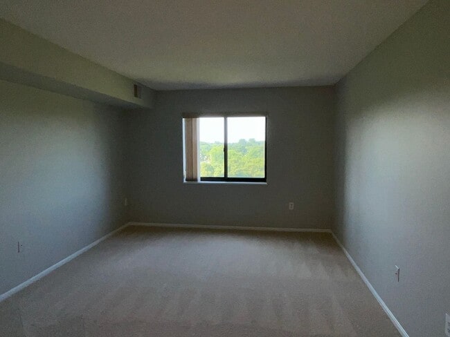 Building Photo - Large 2BR 2BA 7th floor condo facing the g...