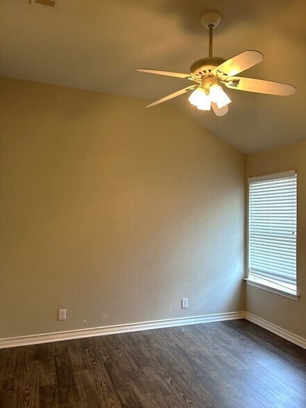 Building Photo - 1136 Edgewater Dr
