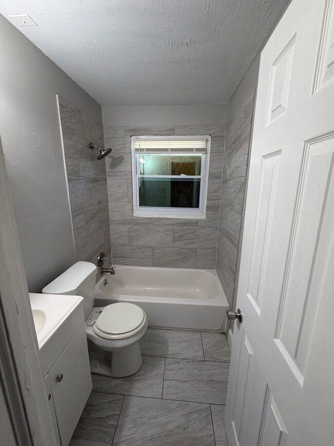 Building Photo - Very Nice Newly Renovated Home in Glenview