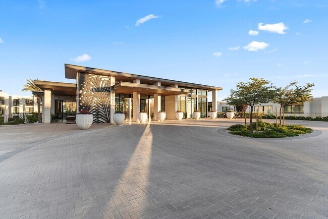 Building Photo - 6587 N Palmeraie Blvd