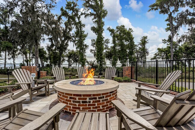 Building Photo - 579 Meadow Creek Dr